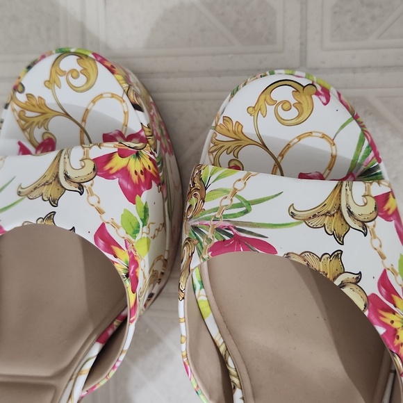 ** HOST PICK Patent Floral Heels - Picture 7 of 9